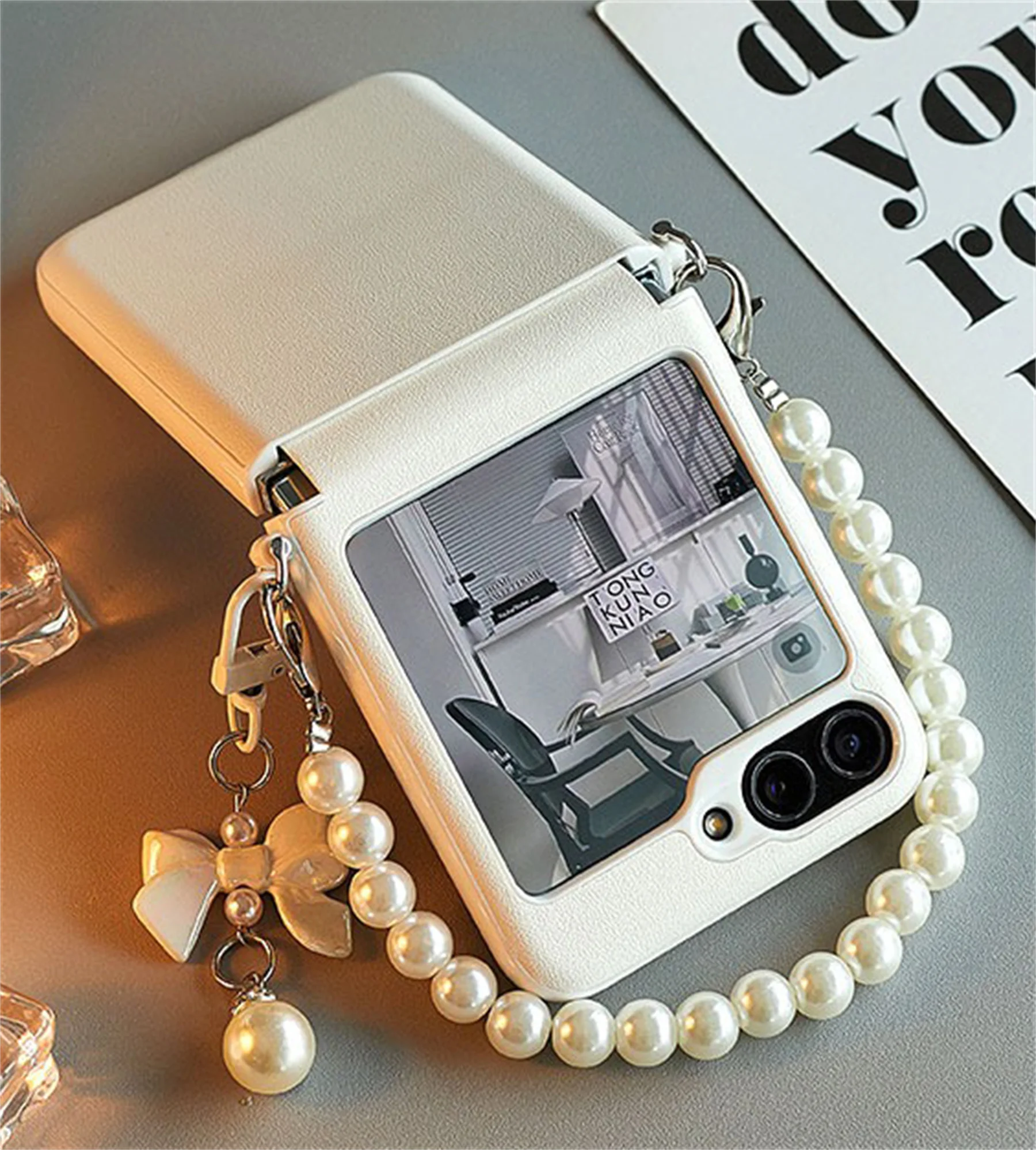 Korean Simple White Phone Case with Portable Pearl Bracelet Bow Pendant for Samsung Galaxy Z Flip5 Zflip6 ZFlip 5 Flip6 Cover