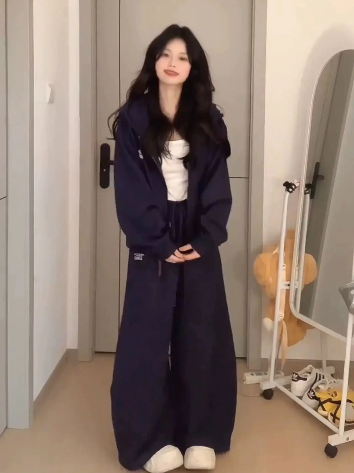 Marineblauwe trainingsbroek met wijde pijpen |   Zachte, gezellige stof |   Ontspannen pasvorm en minimalistisch ontwerp |   Perfecte vakantie-loungewear en casual outfits