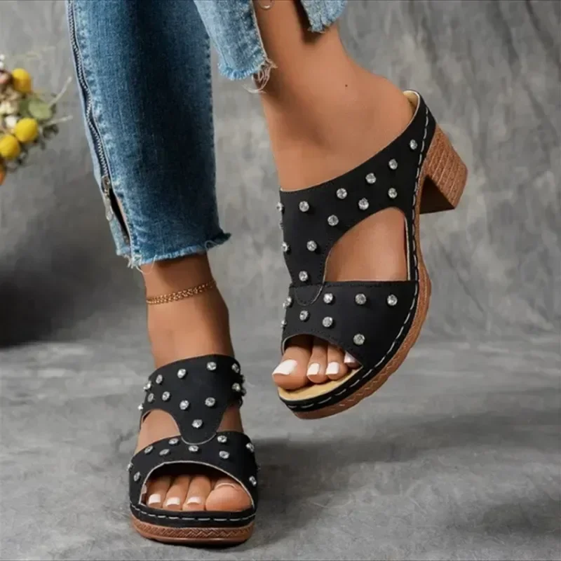 2025 夏のラウンドトゥの女性のスリッパ屋外チャンキーヒールの靴女性カジュアルローマンサンダル女性クリスタルオープントゥスリッパ