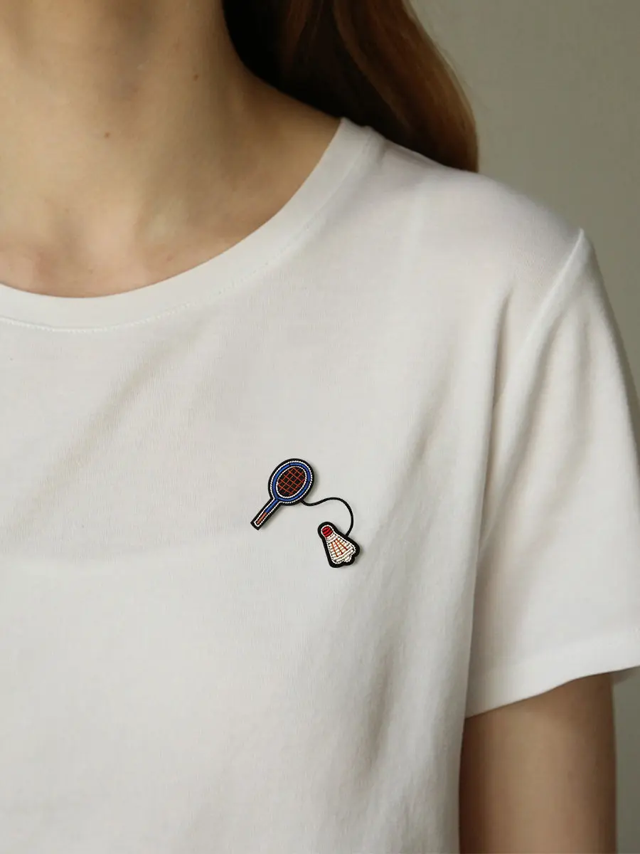 

Брошь в виде бадминтонной ракетки, вышитая вручную, декоративное украшение для фиксации выреза горловины, аксессуар-булавка для одежды, головных уборов и сумок.