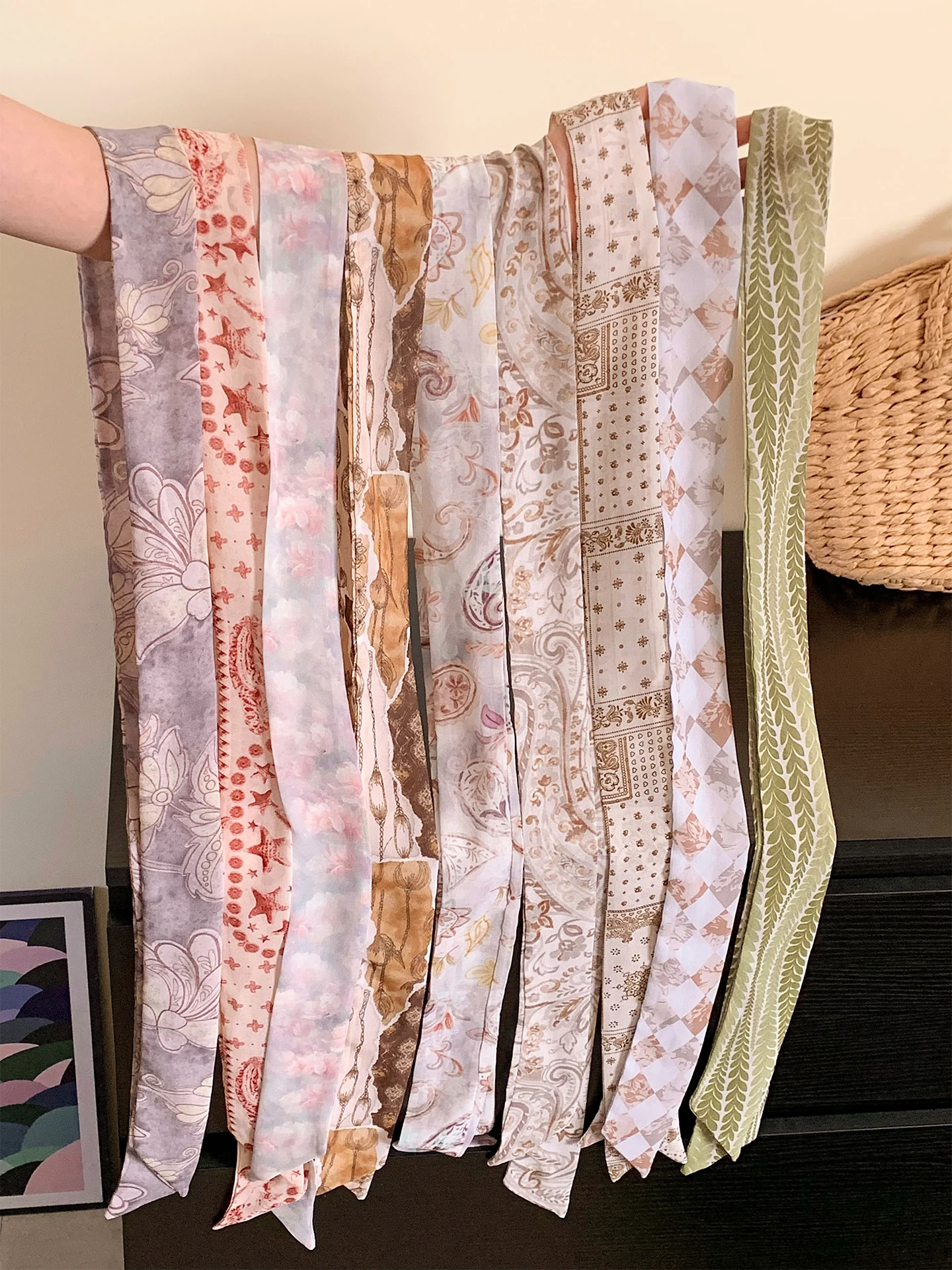 lenco-longo-com-estampa-floral-para-mulheres-acessorio-versatil-para-primavera-e-verao-lenco-de-seda-floral-decorativo-e-fashion-para-casais