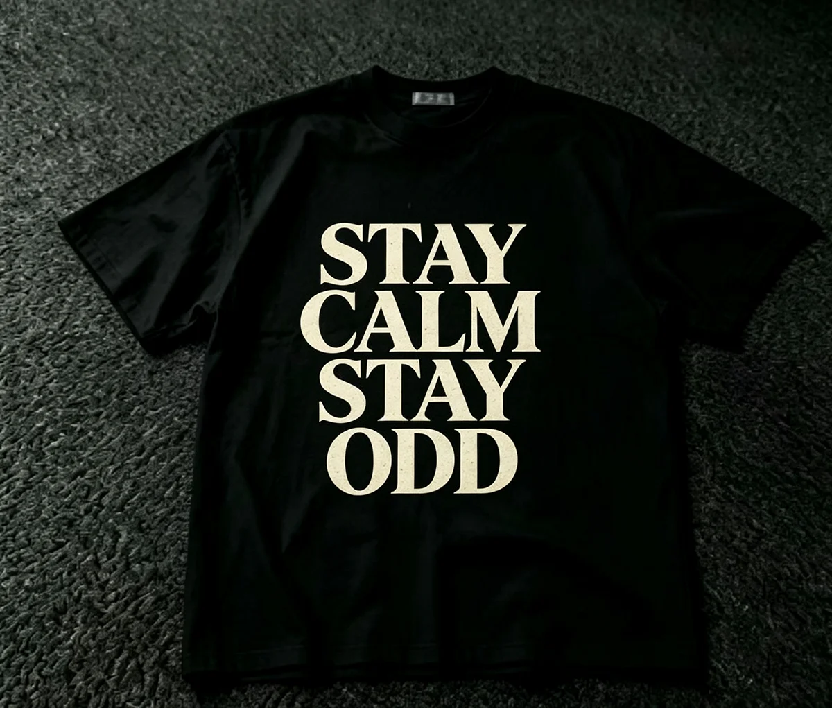 Stay Calm Stay Odd T‑Shirt Vintage Bold Text Slogan Retro Typography Quote Graphic Minimal Alternative Streetwear Unisex Cotton Short Sleeve Tops for Men Women