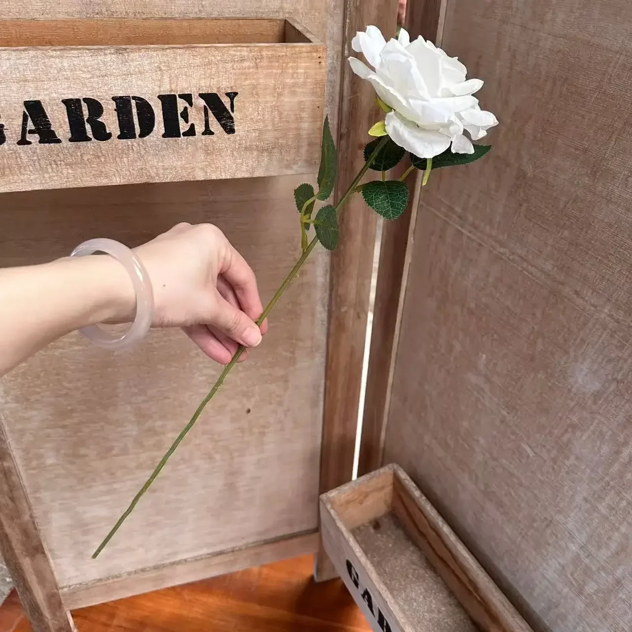 10/20 Stück Kunstblumen, Seidenrosen mit weißem, gewelltem Rand, Gartendekoration, künstliche Blumen, künstlicher Cappuccino-Rosenzweig, Kunstblume – Detail 3