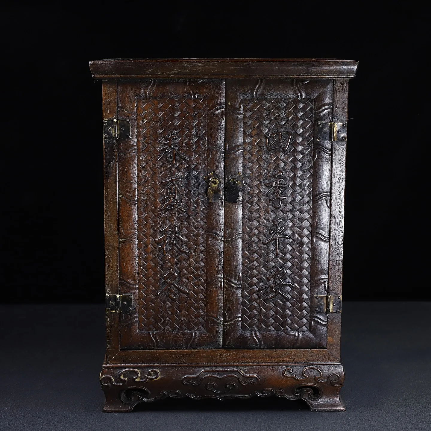 Old Rosewood relief bamboo texture Engraved pattern Double door cabinet locker Tea charm Amass wealth Ornaments