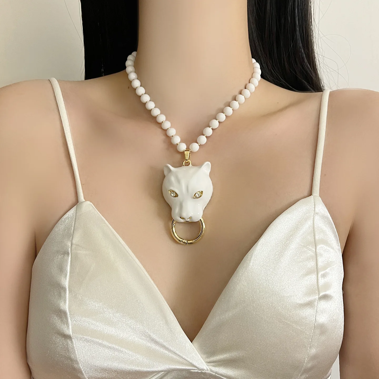 

Elegant Enamel Leopard Pendant Necklace for Women Luxury High-End Queen Style Clavicle Chain Daily Party Accessory