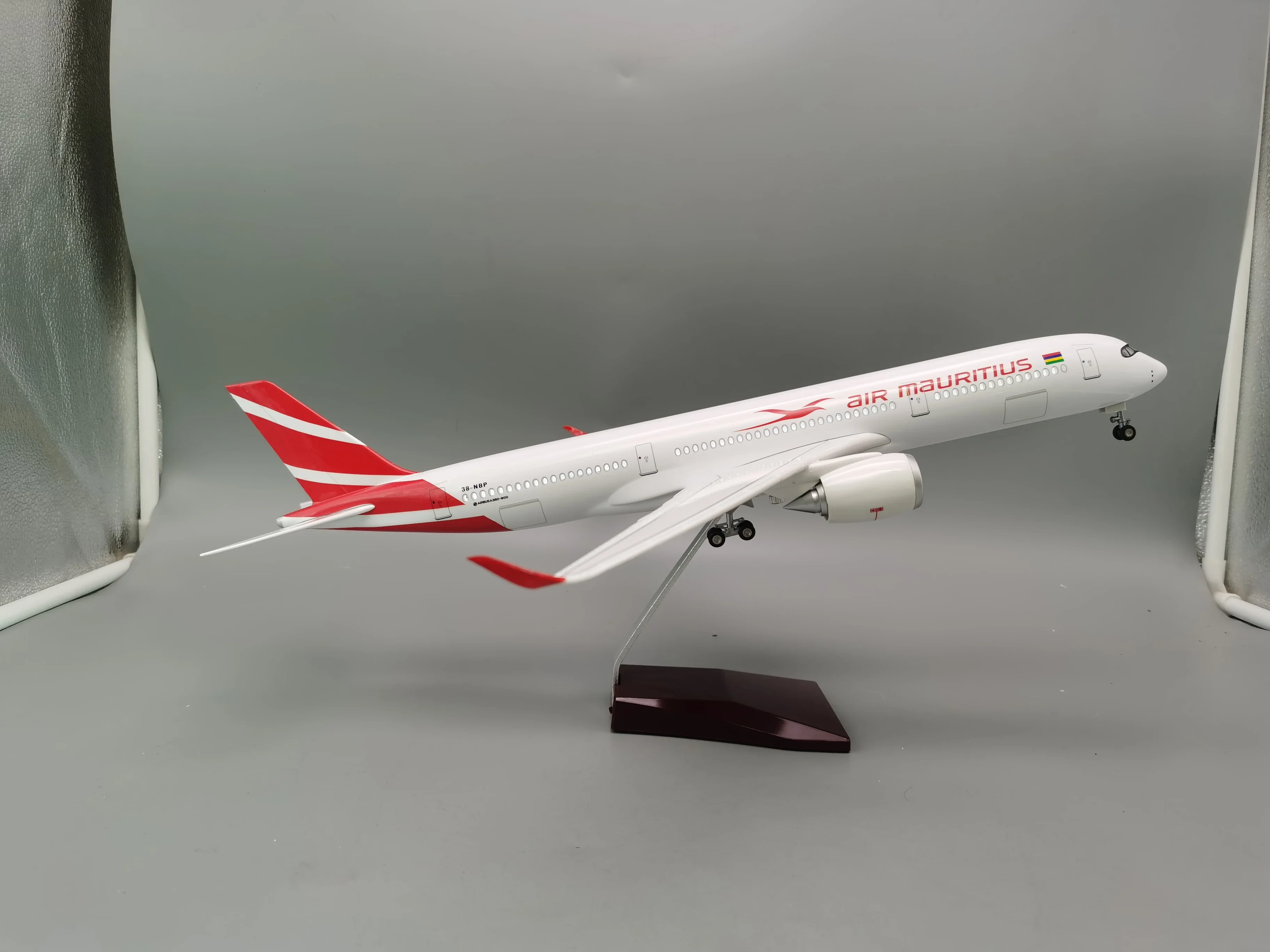 

47cm 1/150 Scale Model Air Mauritius A350 Airways Airplane Toys Airline With Light Resin Plane Collection Display Decoration Fan