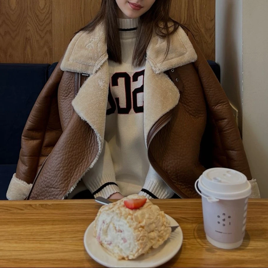 سترة نسائية شتوية دافئة من Oligai مصنوعة من الجلد الصناعي مع حزام ملابس الشارع الشهير معطف سميك لسائقي الدراجات النارية ملابس خارجية متينة