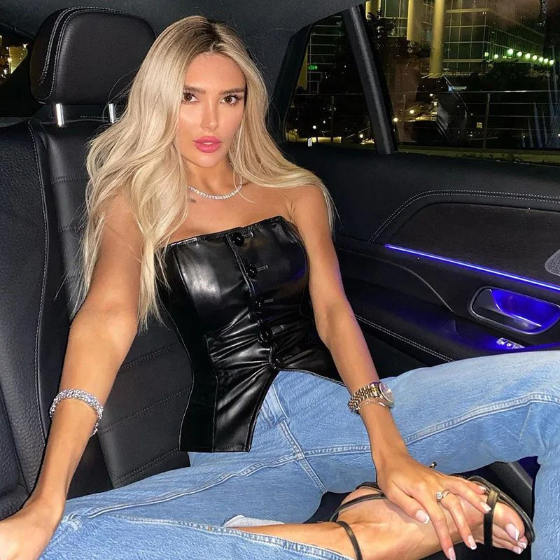 

2025 новый стиль из искусственной кожи, однобортный воротник-бато, тонкий и сексуальный топ с открытой спиной