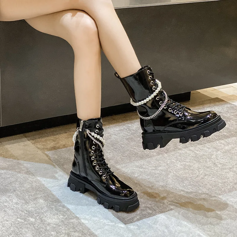 

Британские ботинки-локомотив на толстом каблуке с круглой головкой и боковой молнией на платформе