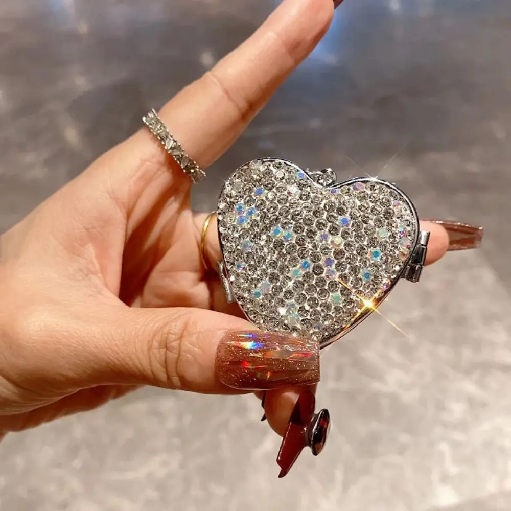 光沢のあるラインストーンミニ金属ピルボックスポータブルケバケバ旅行ピルオーガナイザー 2 グリッドハート形薬収納ボックスホーム