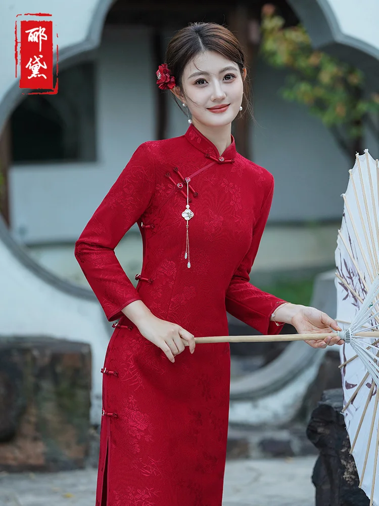 

Новое красное свадебное платье 2025 года с флисовой подкладкой и длинными рукавами для помолвки и возвращения домой после свадьбы. Красивое платье.