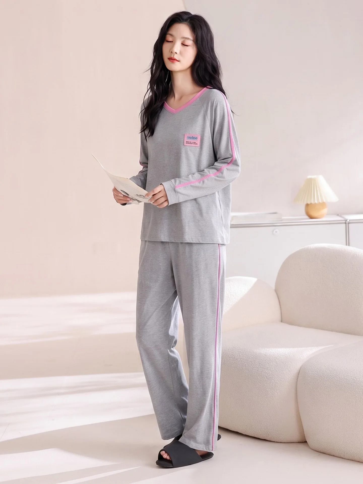 pigiama-in-cotone-doral-da-donna-ideale-per-la-primavera-e-l'autunno-con-maniche-lunghe-scollo-a-v-taglio-casual-e-aderente-realizzato-in-puro-cotone-perfetto-per-essere-indossato-in-casa-set-confortevole-e-comodo