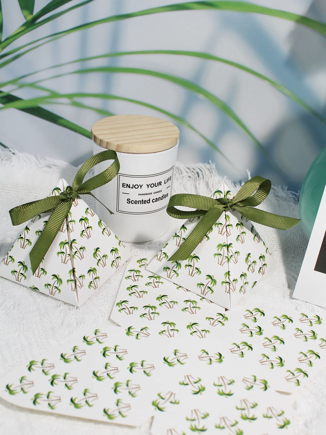 Stylish Pyramid-Shaped Gift Boxes Featuring Green Palm Tree Patterns and Green Ribbons, Perfect for Parties and Festive Events