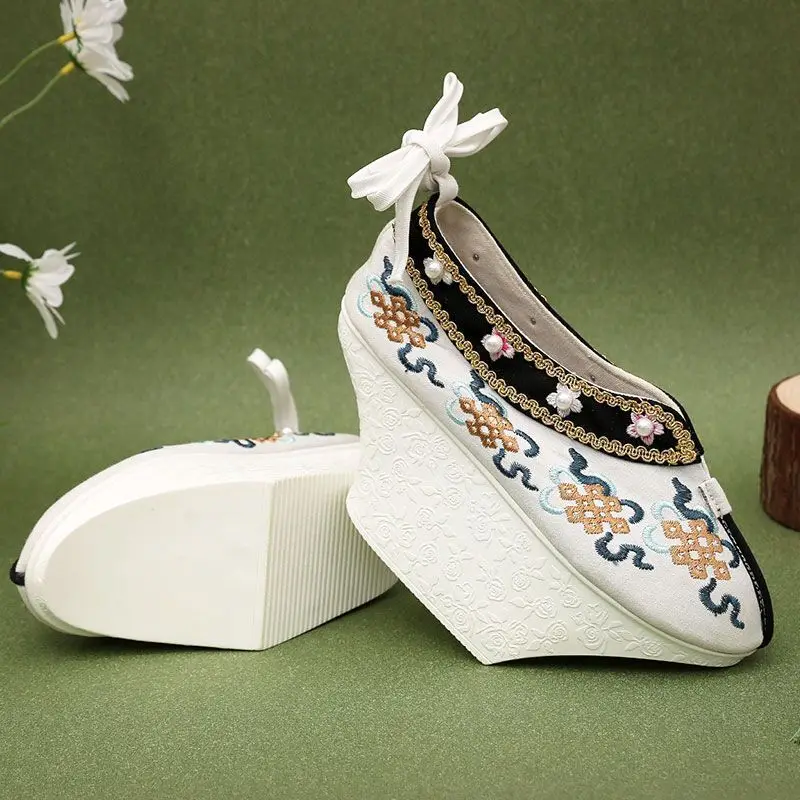 Zapatos Hanfu antiguos para mujer, calzado étnico con plataforma, suela de flor de Palacio, zapatos de nube de la dinastía Ming, zapatos bordados de palacio