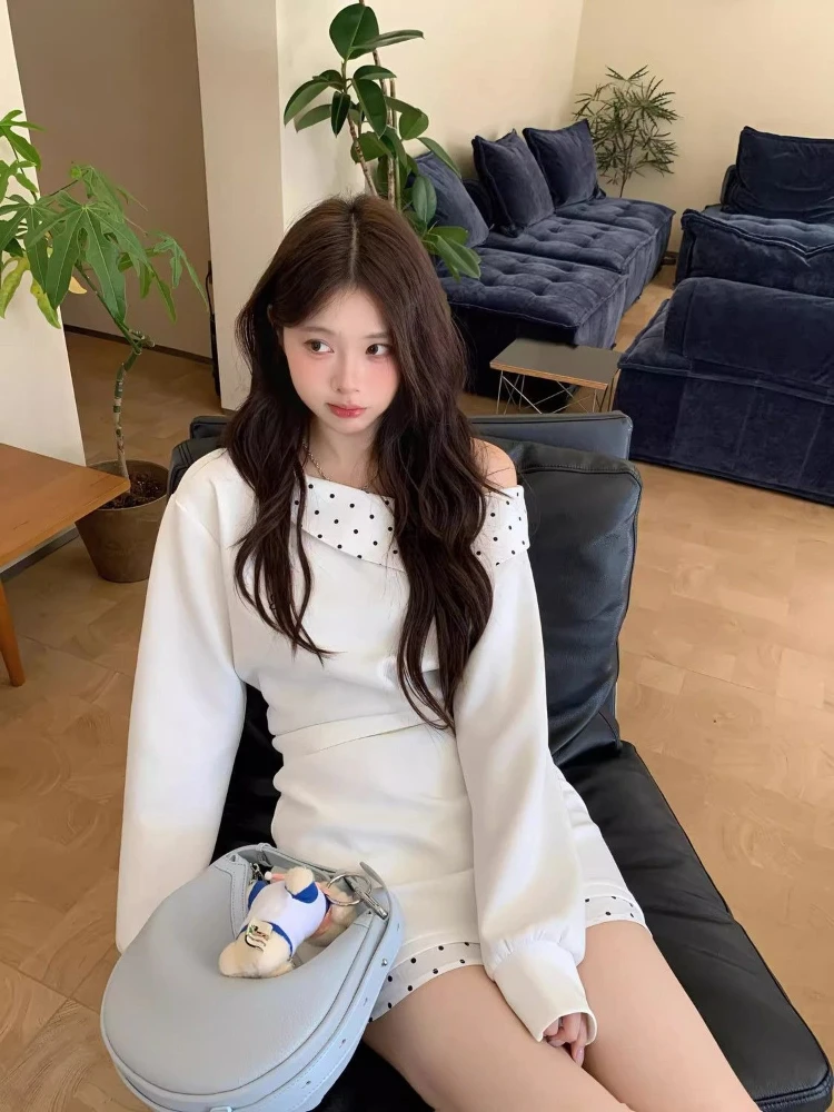 เสื้อยืดแขนยาวทรงเข้ารูป ดีไซน์ปักลาย คอเฉียงเปิดไหล่ ลายจุด แนวเกาหลี ใหม่ล่าสุด ฤดูใบไม้ร่วง 2025 สำหรับผู้หญิง สไตล์อเนกประสงค์