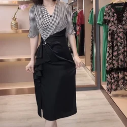 Black and white plaid stitching dress female 2024 summer new high-end fashion temperament waist slim dress.