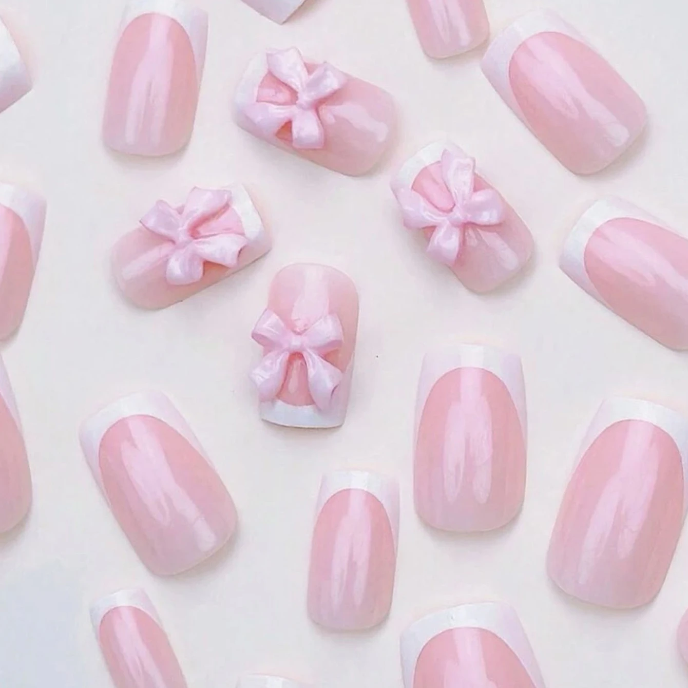 24 PCS: uñas postizas cuadradas blancas francesas, decoración de mariposas tridimensionales rosas, delicadas y elegantes, simples y generosas,