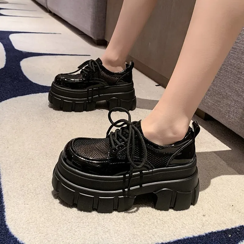 

Женские кроссовки на платформе 8 см, новинка 2025 года, роскошные осенние черные туфли-лодочки в британском стиле, женские туфли на танкетке со скрытым каблуком в Риме с полой пряжкой