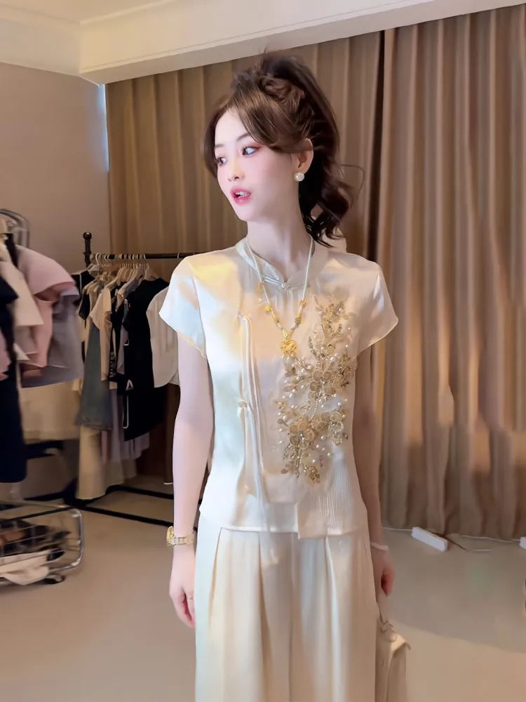 A new style of elegant and youthful heavy-duty button-up top with Chinese two-piece set