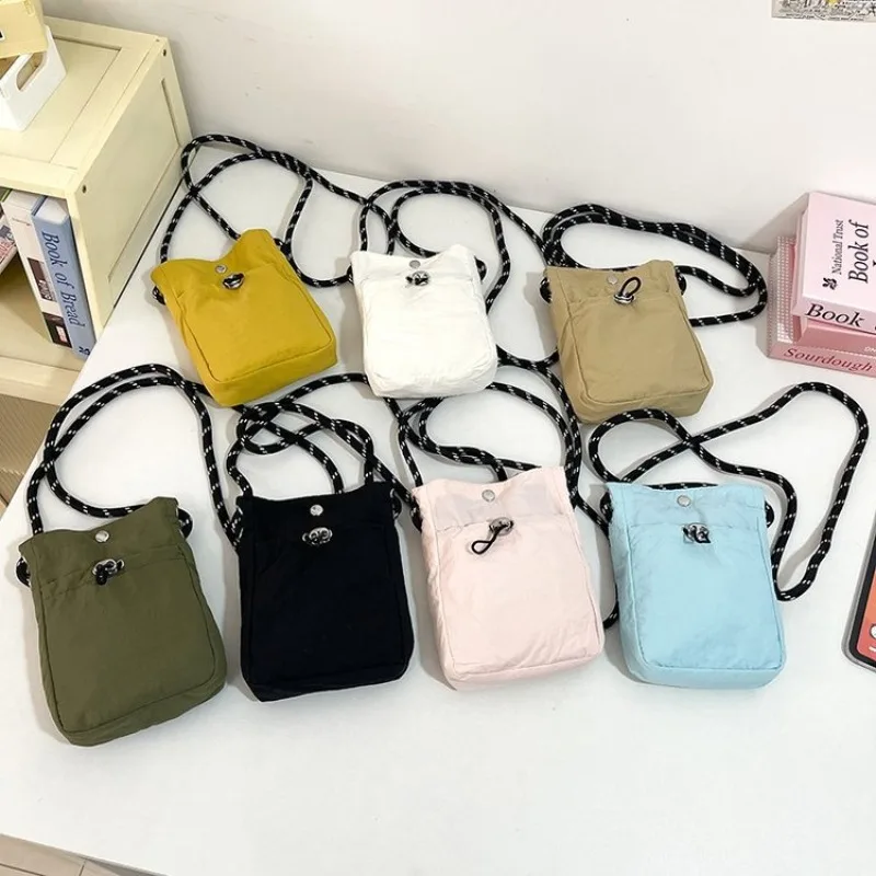 กระเป๋าโท้ทอเนกประสงค์ ดีไซน์หรูหรา สะพายไหล่หรือถือก็ได้ เหมาะสำหรับทำงาน เดินทาง รุ่นใหม่ปี 2025 สวยเก๋ ทันสมัย สง่างาม ใช้งานได้จริง