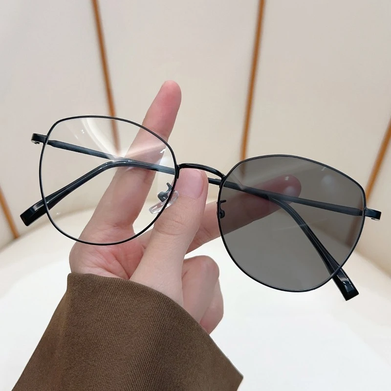 Men's and Women's Photochromic Myopia Glasses Luxury Metal Oval-Frame Color-Changing Lenses with Negative Diopter Eyeglasses