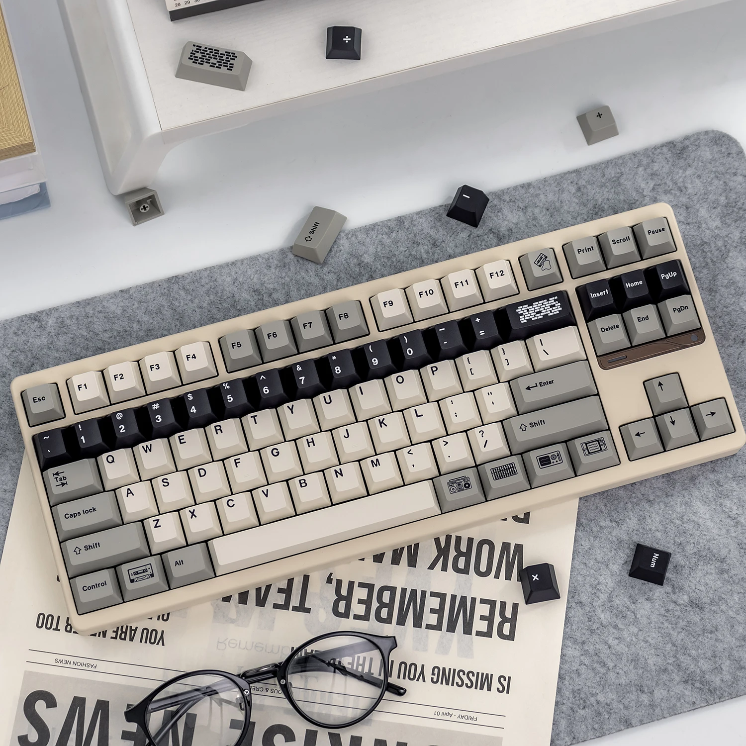 

Retro Black Keycaps Dye-Sublimate Cherry Profile PBT keycaps Minimalist Keycaps For MX Switch Mechanical Keyboard