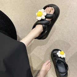 2024 sandali da donna con fiore carino estate nuova piattaforma di moda scarpe da donna da spiaggia sandali romani per studenti antiscivolo comodi all'aperto