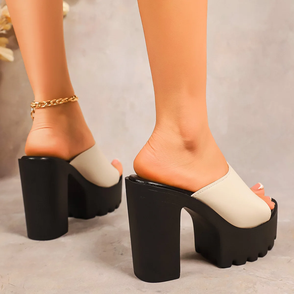 2025 الصيف المرأة منصة مكتنزة الشرائح أسود/بيج المفتوحة تو سميكة وحيد صنادل عالية الكعب عدم الانزلاق أحذية البغال غير رسمية للحفلات P