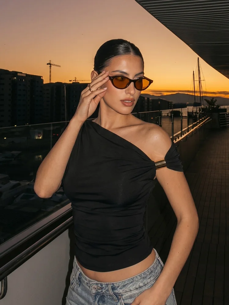 HH Damen Off-Shoulder Asymmetrische Tops Vintage Plissierte Einfarbige Schlanke Kurzarm-T-Shirts 2026 Neue Sommer Damen Sexy Schicke Oberteile