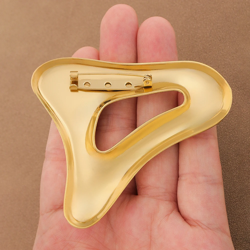1 x Abstract Irregular Triangle Brooch, Polished Gold Silver Hollow Geometric Pin, Versatile Accessory for Unisex Daily Wear