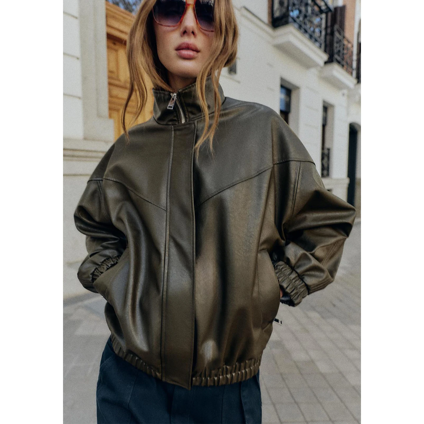 Zimowa damska kurtka pilotka z zamkiem błyskawicznym, długim rękawem, stójką, wykonana ze skóry PU, z włókna poliestrowego 100%, o regularnej długości.