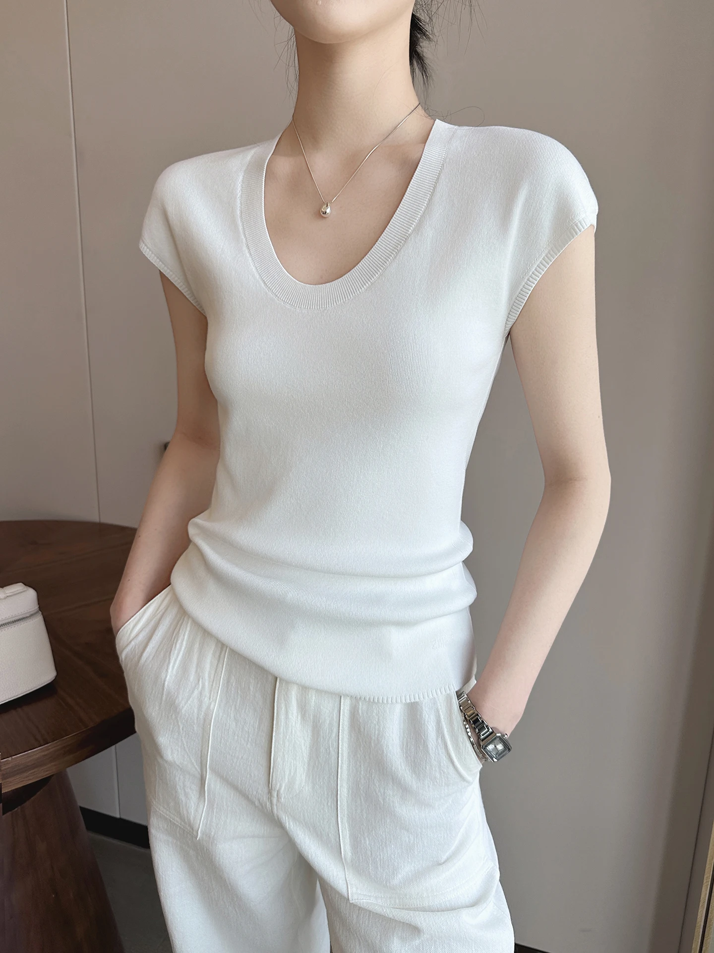 

Белая трикотажная футболка с U-образным вырезом и коротким рукавом, женская, приталенная, летняя, новый стиль, универсальный короткий топ во французском стиле, мягкий трикотаж