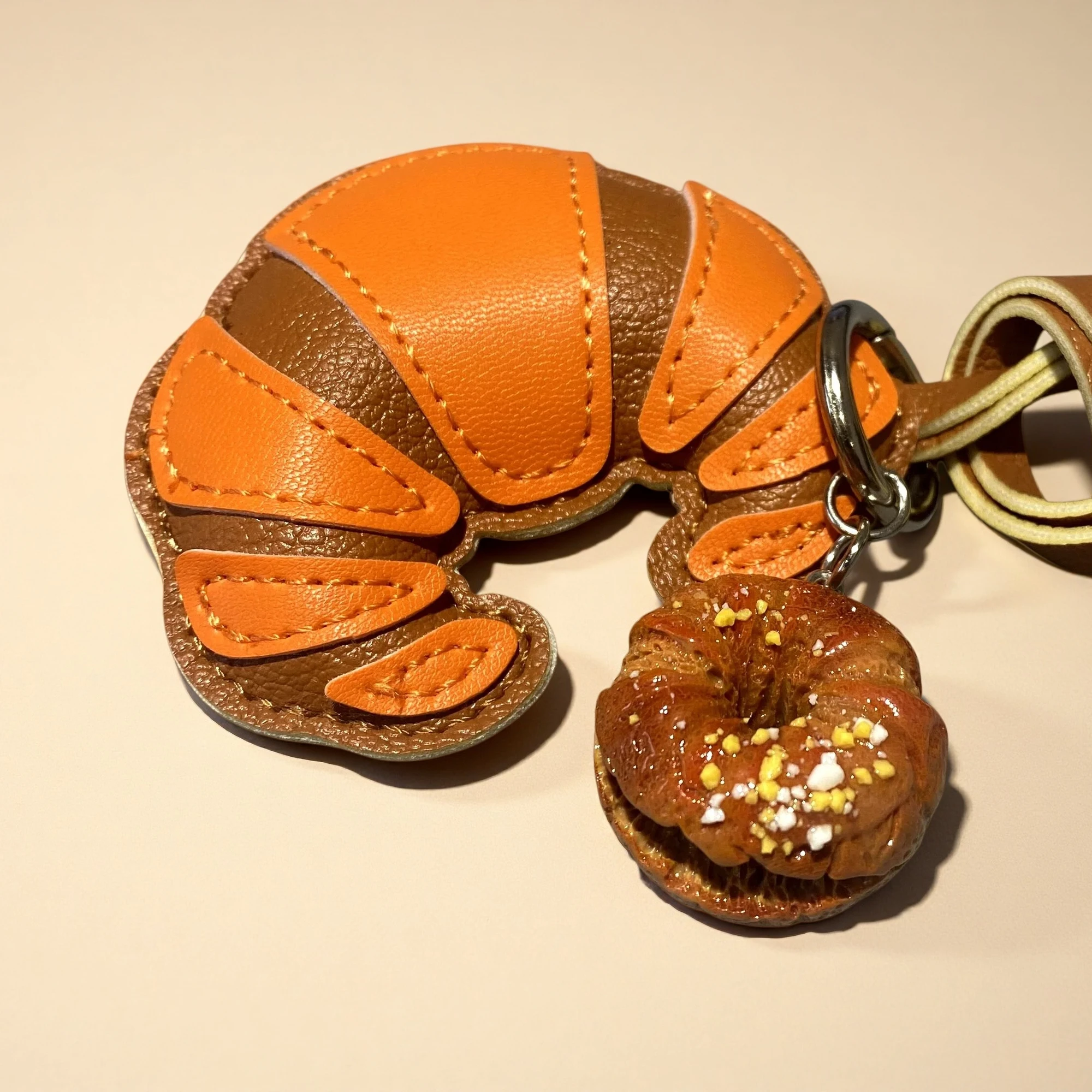 Handmade PU Leather Croissant Bag Charm with Mini Resin Pretzel Pendant, Realistic Food Keychain, Cute Miniature Food Gift