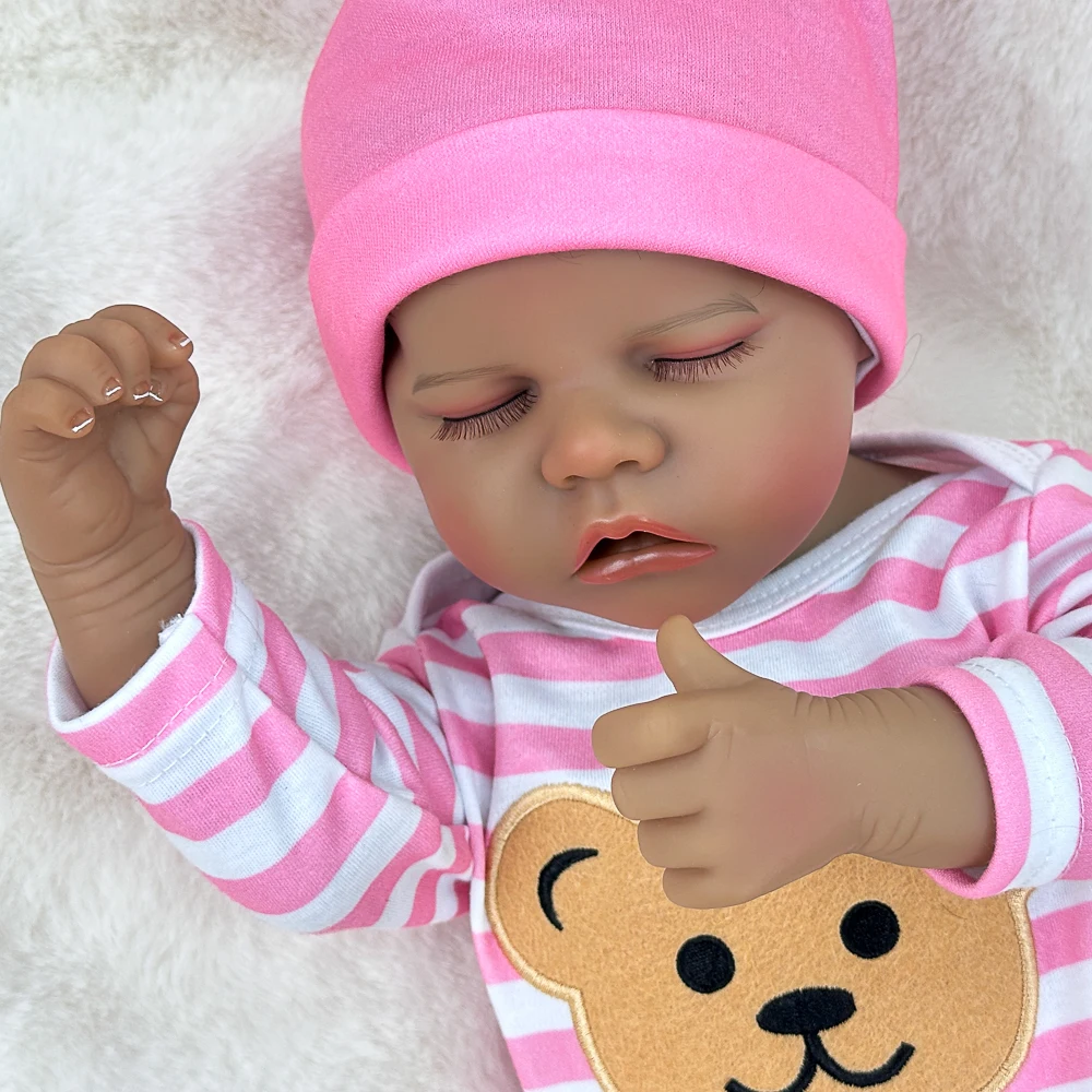 Poupée Reborn Black Girl de 18 pouces, matériau en vinyle, caractéristiques faciales réalistes et exquises, pour les familles noires ou de course mixtes,