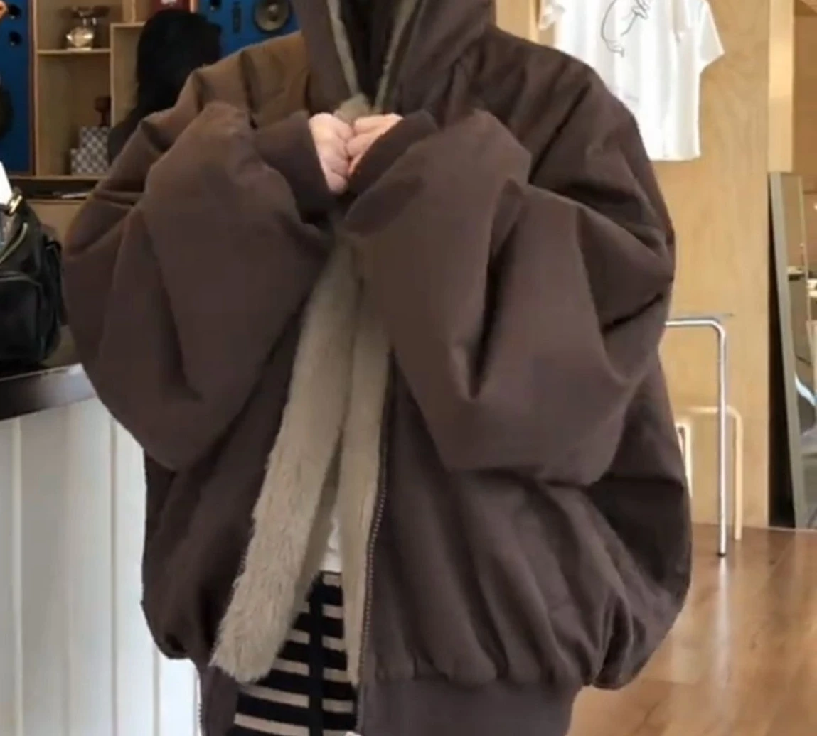 Giacca da donna in cotone con cappuccio marrone peloso in autunno e inverno con peluche spesso e vestibilità ampia per superare il top