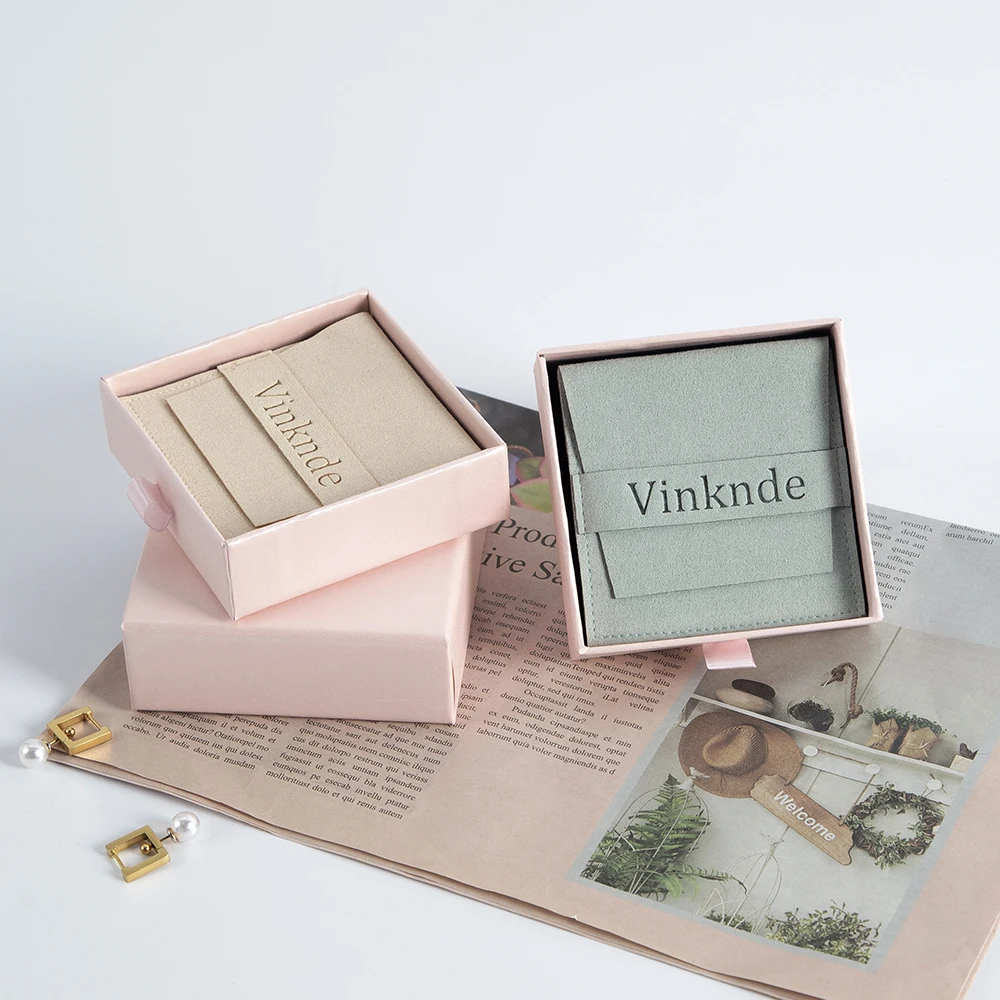 Logo personalizzato 50 pezzi Custodia per imballaggio di gioielli Scatola per cassetti in cartone Orecchini di moda Anelli Scatole per imballaggio con borsa da sposa in pelle scamosciata