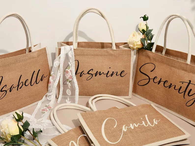 Sacs de demoiselle d'honneur personnalisés, fourre-tout en toile de jute avec nom, sac fourre-tout de plage monogramme, sac en toile de jute personnalisé, sac en jute, cadeaux de mariage de demoiselle d'honneur