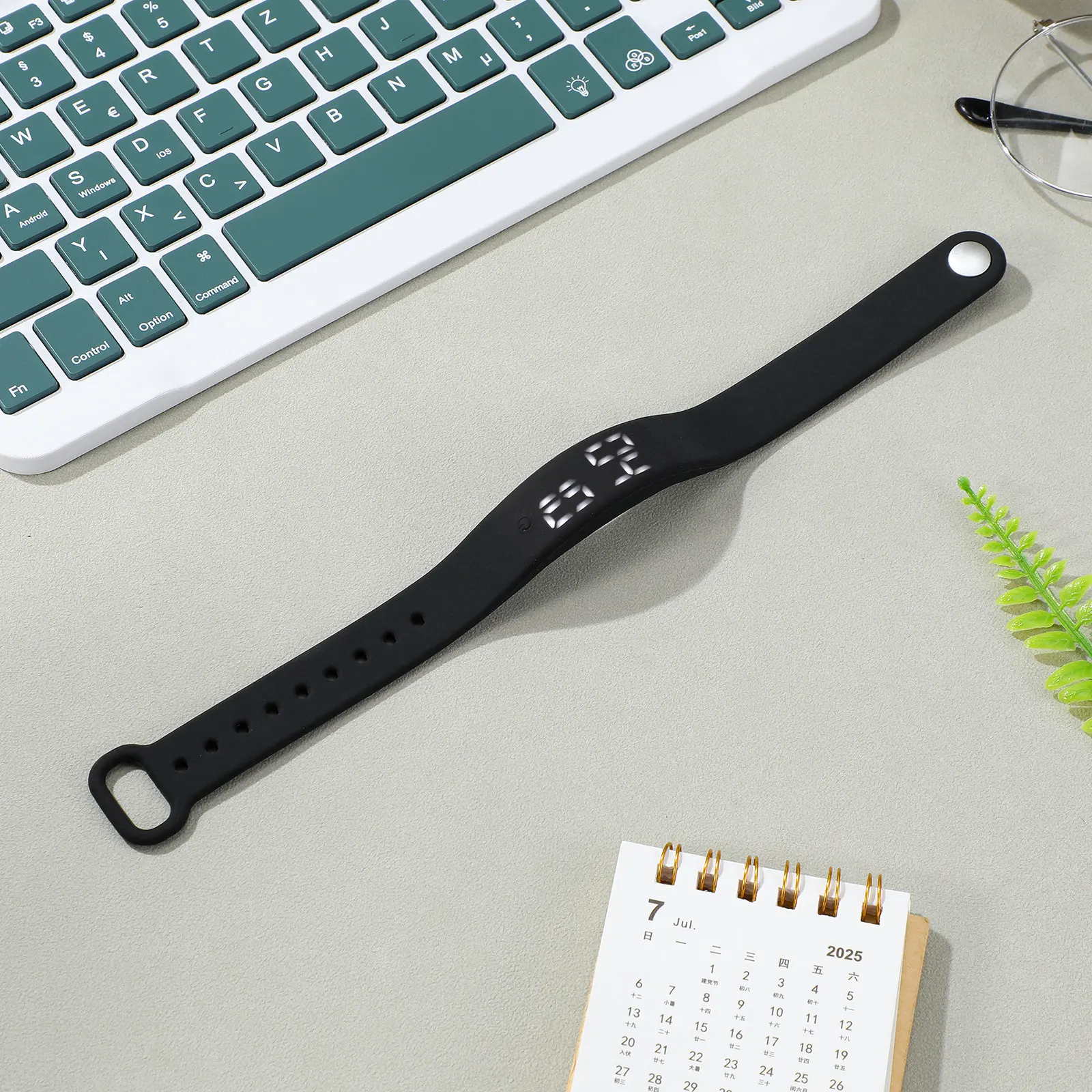 

Умный браслет черного цвета 255*16*9,2 мм с LED-дисплеем, монитором температуры, трекером сна, USB 2.0 (50 мА), бесшумным вибрационным будильником