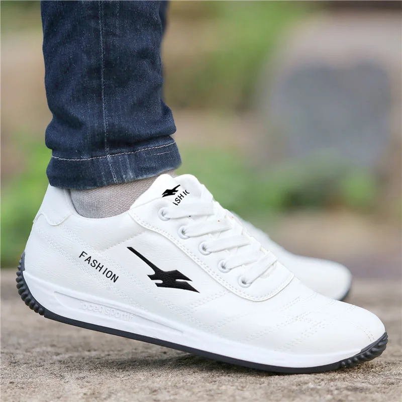 Zapatillas deportivas de moda para hombre, oferta de primavera de la temporada, zapatillas blancas informales de viaje, de caña baja, punta redonda, tacón plano, de PU y malla.