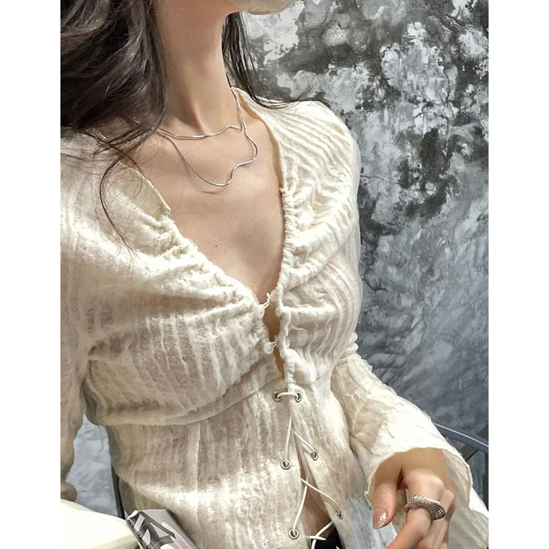 

Винтажная блузка для женщин, модные сексуальные рубашки на шнуровке с v-образным вырезом, 2021, Blusas Mujer De Moda Y2k, укороченные топы, туника с расклешенными рукавами, блузки