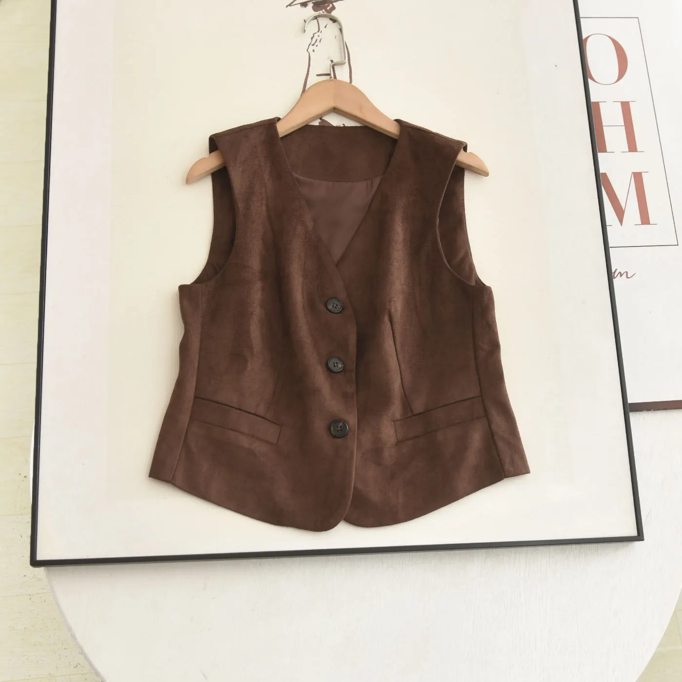 

Коричневый замшевый жилет женский, верхняя одежда, V-образный вырез, ретро-стиль, для многослойных образов, маленький размер, подходит под пальто, осенняя новинка, на одной пуговице