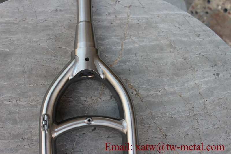 titanium cyclocross fork with thru axle dropout Titanium bicycle fork with Taper steerer tube