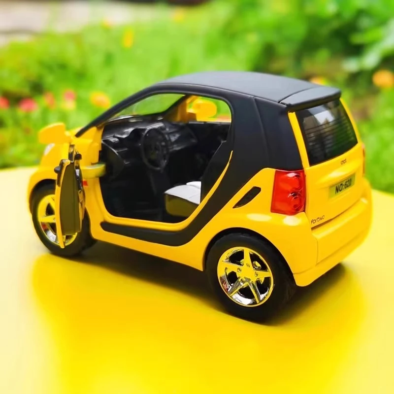 1:32 Smart Mini modello di auto in lega e semaforo con suono e luce tirare indietro carino decorazione giocattolo per auto per ragazzi e ragazze
