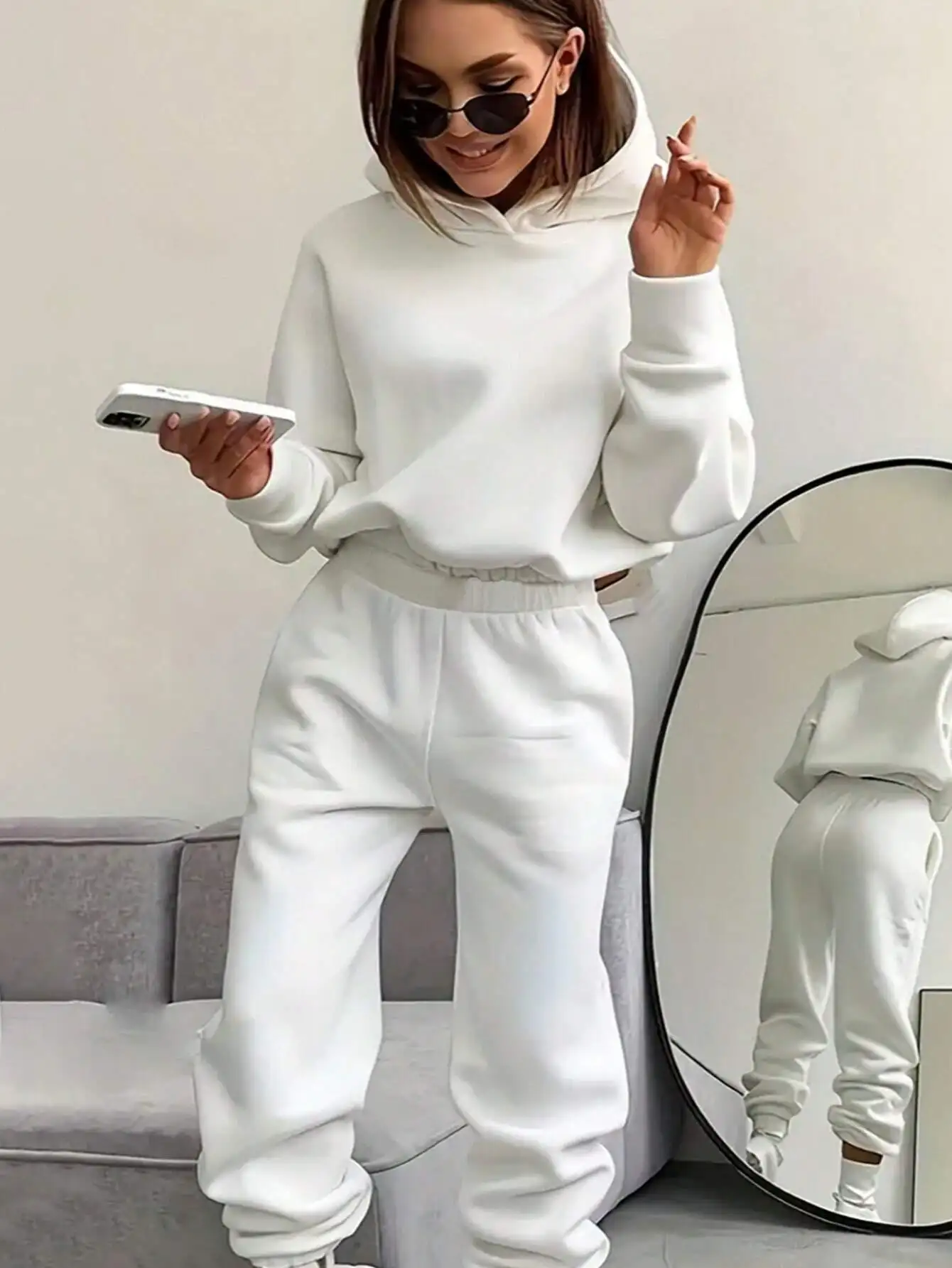Damski biały zestaw: bluza z kapturem oversize i spodnie dresowe, swobodny strój do noszenia w domu z kapturem na sznurki.