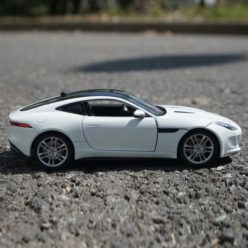 1:24 WELLY JAGUAR F-Type Coupe Alloy Sports Car Model Diecasts Metal Toy Vehicle Car Model Simulation Collection Gifts Toys