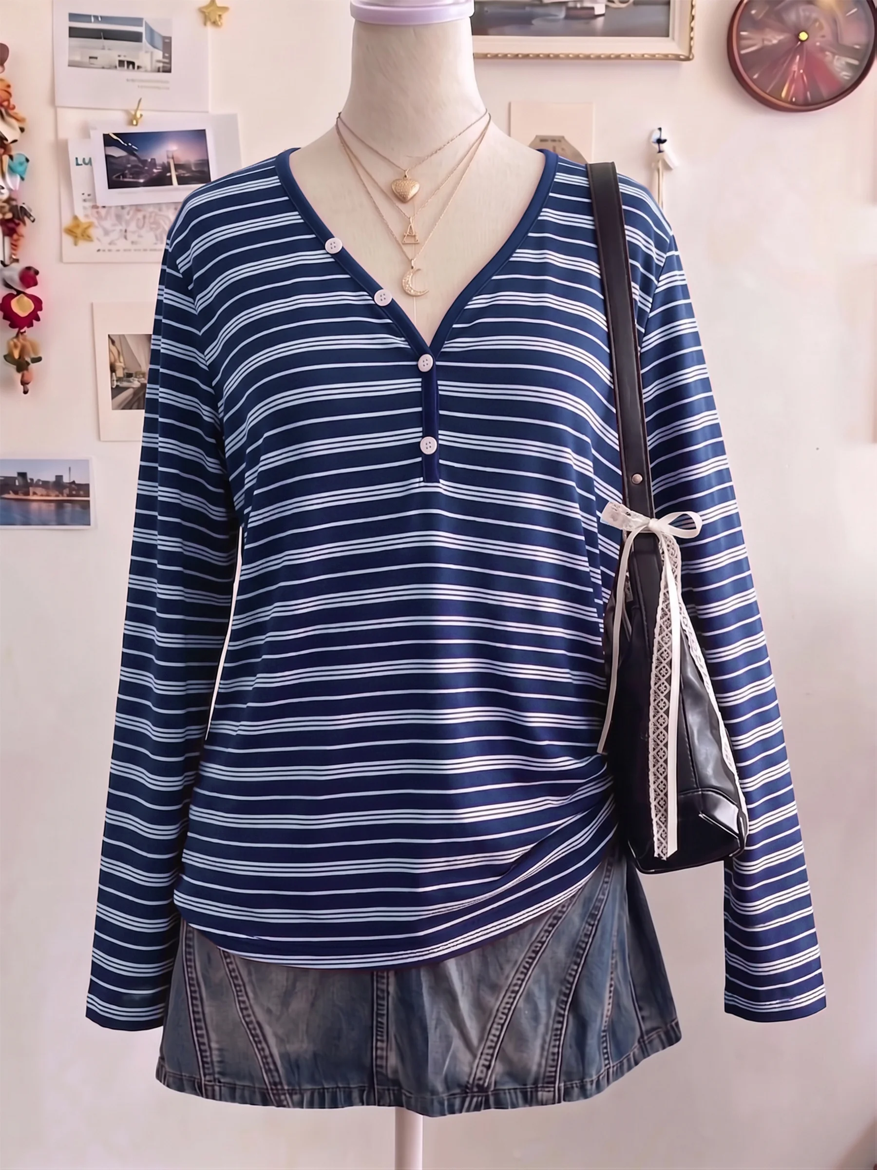 Plus-Size Damen Gestreiftes Langarm-Henley-Oberteil für Lässigen Komfort und Stil – Detail 4