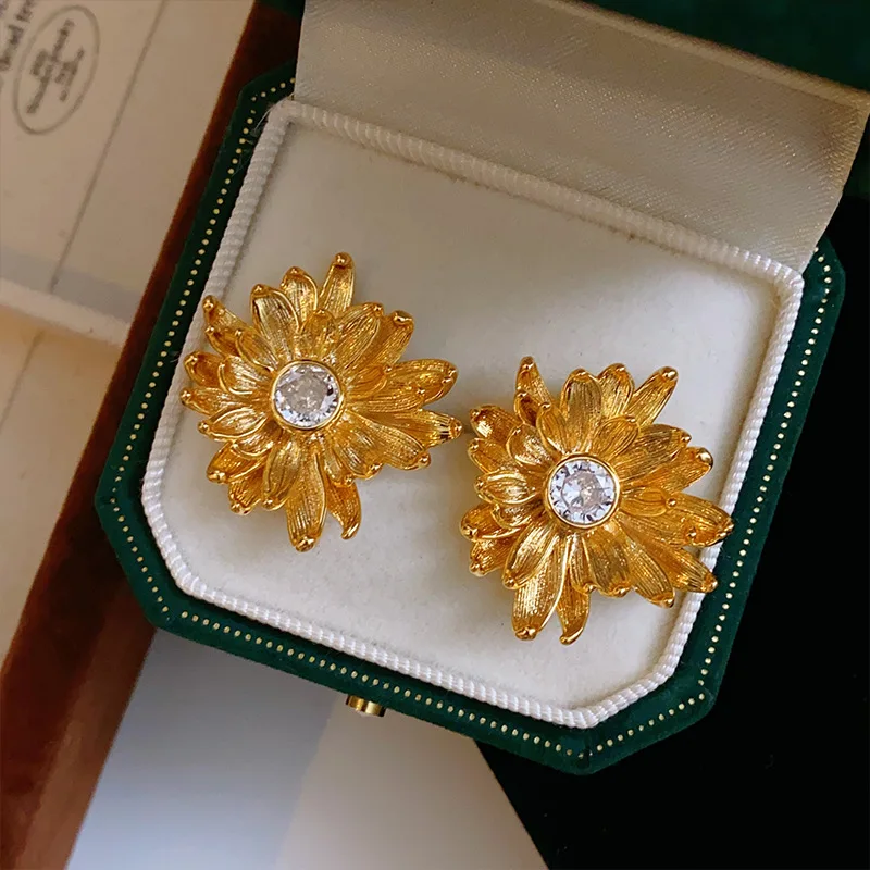 

French Ins Stud Earrings for Women S925 Silver Needle Fashionable and Minimalist Gold Color Flower Ear Accessories