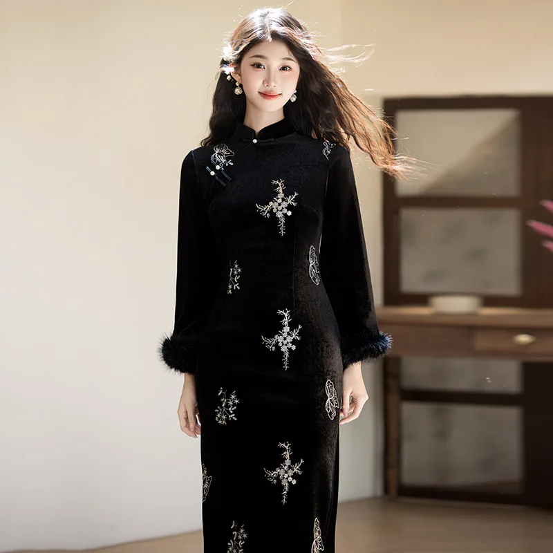 

Черный бархат с вышивкой, утолщенный Cheongsam в китайском стиле с длинными рукавами, улучшенный для молодых женщин, осенне-зимнее Ципао в стиле ретро