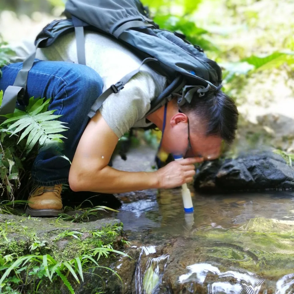 فلتر محمول من القش للشرب المباشر في حالات الطوارئ، منقي مياه معقم للتخييم في الهواء الطلق والشرب البري