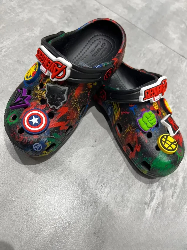 Original crocs x os vingadores kawaii dos desenhos animados bonito meninas meninos sandálias crianças chinelos antiderrapante praia casa buraco sapatos presente